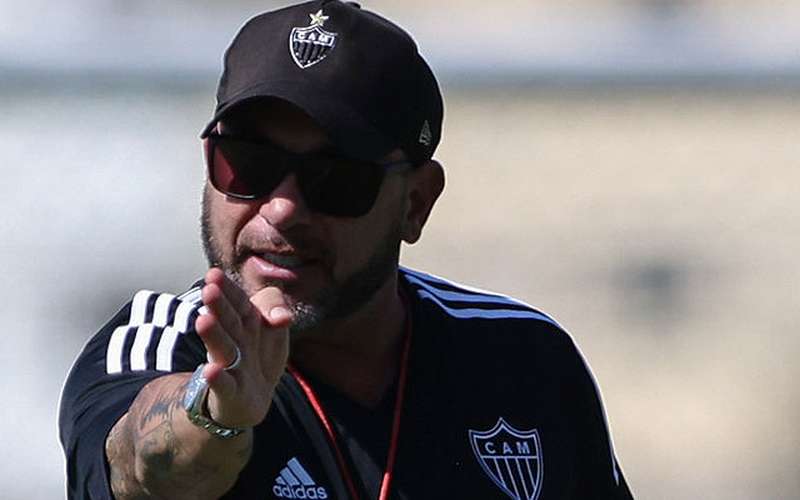 Turco Mohamed ganha reforços no Atlético para duelo contra o Cuiabá