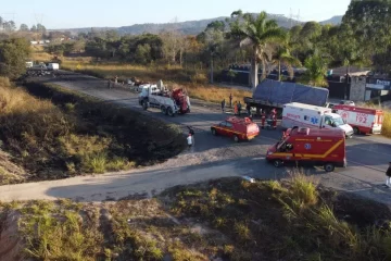 BR-262: acidente com três caminhões em Nova Serrana; veja vídeo