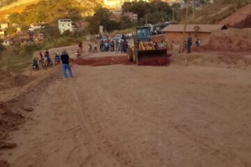 Dono de terreno abre vala e impede trânsito no desvio em Abre Campo