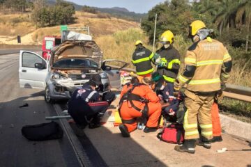Carro roda na pista, bate em mureta e deixa feridos na BR-381