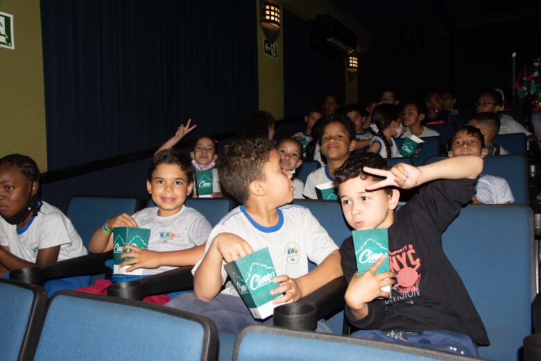 Caminhão que se transforma em cinema fica até hoje em Monlevade
