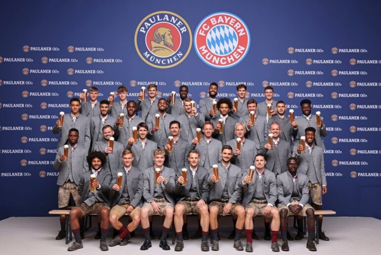 Em tradicional foto de elenco de time alemão, dois jogadores posam sem cerveja