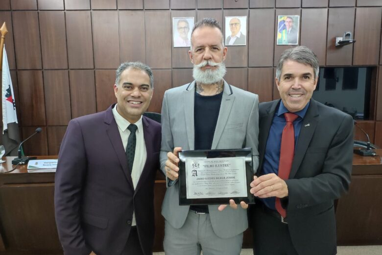 Ex-integrante da banda Sepultura é homenageado pela Câmara de Monlevade
