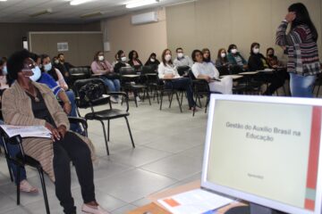 Servidores recebem capacitação sobre novo sistema de frequência escolar do Auxílio Brasil