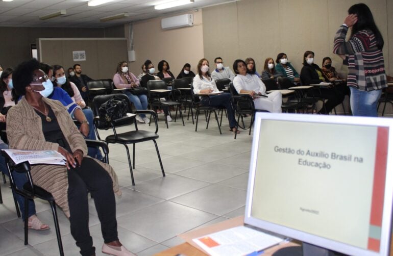 Servidores recebem capacitação sobre novo sistema de frequência escolar do Auxílio Brasil
