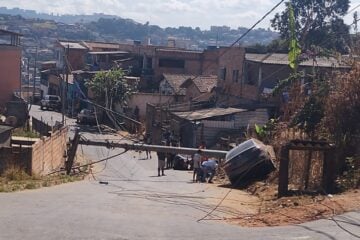 Colisão de carro contra poste deixa mulher ferida no Fênix