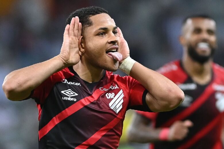 Bento salva, Athletico-PR ganha e deixa Atlético-MG em situação delicada na Libertadores