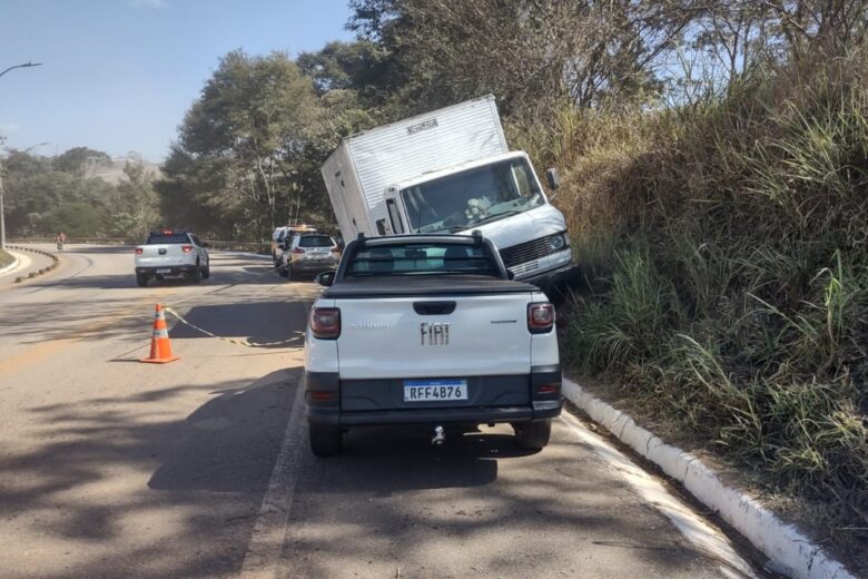 Caminhoneiro com suspeita de embriaguez é preso após acidente em Itabira