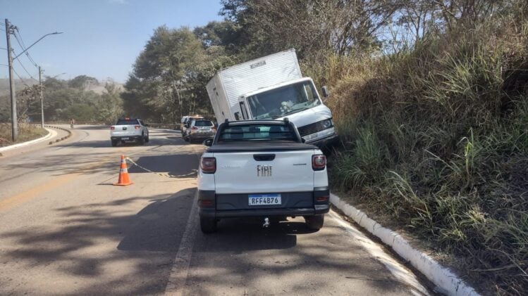 Caminhoneiro com suspeita de embriaguez é preso após acidente em Itabira