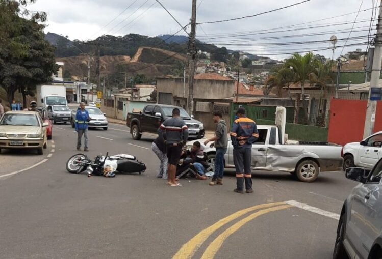 Motociclista fica ferido em acidente na rua Gameleira