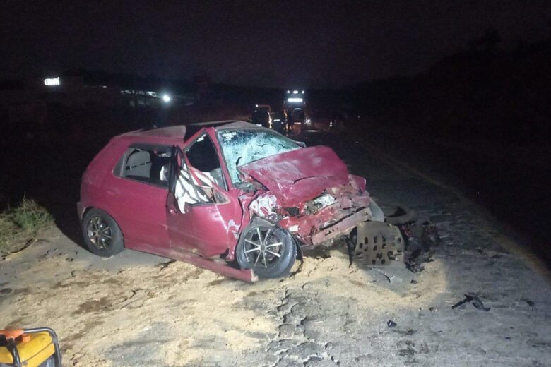 Acidente frontal envolvendo ônibus e carro de passeio deixa dois mortos na BR-262
