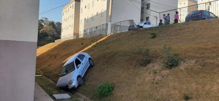Duas pessoas são socorridas após acidente no Residencial Abóboras