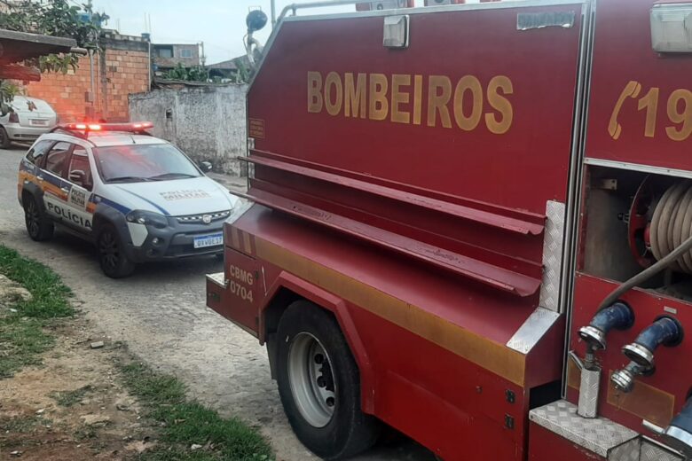 Incêndio em residência mobiliza bombeiros no Fênix