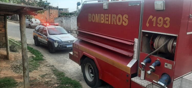 Incêndio em residência mobiliza bombeiros no Fênix