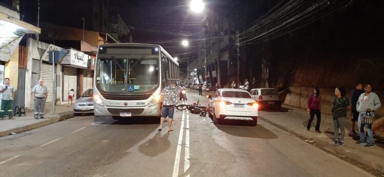 Motociclista fica ferido em acidente na Avenida Rio Doce