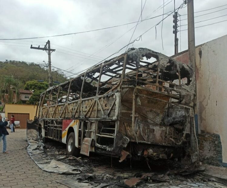 Homem é preso após incendiar carro e ônibus em Ferros