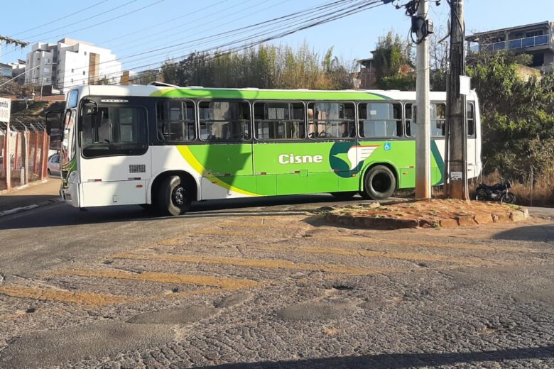 Motociclista morre após colisão com ônibus no Gabiroba