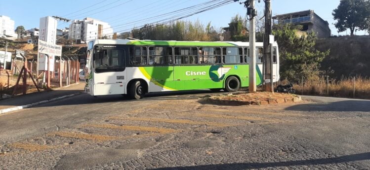 Motociclista morre após colisão com ônibus no Gabiroba