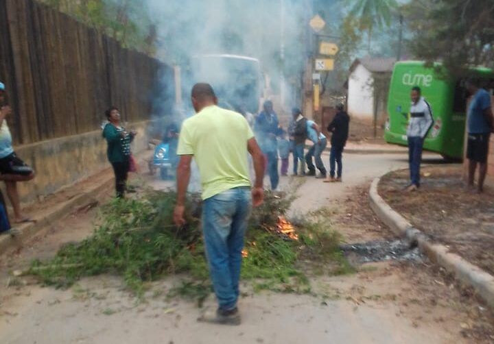 Moradores protestam por melhores condições das estradas no Ribeirão São José