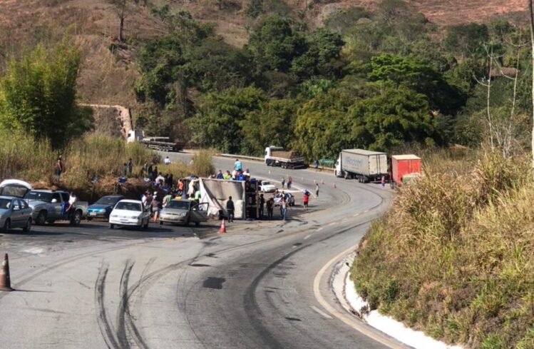 Motorista morre ao tombar carreta na estrada de Nova Era