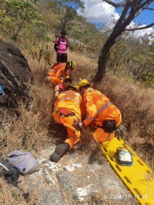 Bombeiros resgatam mulher que se acidentou em trilha de difícil acesso do Parque Estadual do Biribiri