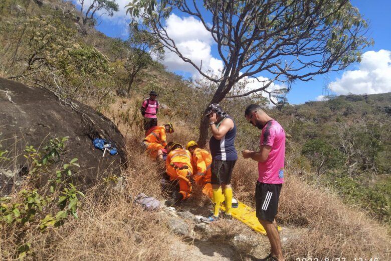 Bombeiros resgatam mulher que se acidentou em trilha de difícil acesso do Parque Estadual do Biribiri