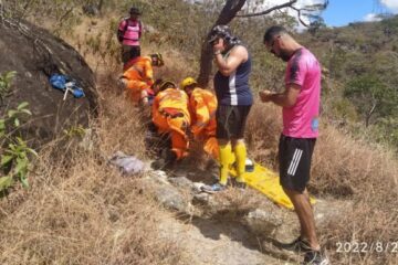 Bombeiros resgatam mulher que se acidentou em trilha de difícil acesso do Parque Estadual do Biribiri