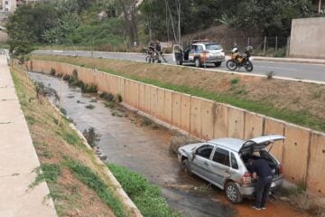 Carro cai em canal e dois homens são socorridos pelo Samu