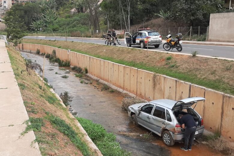 Carro cai em canal e dois homens são socorridos pelo Samu