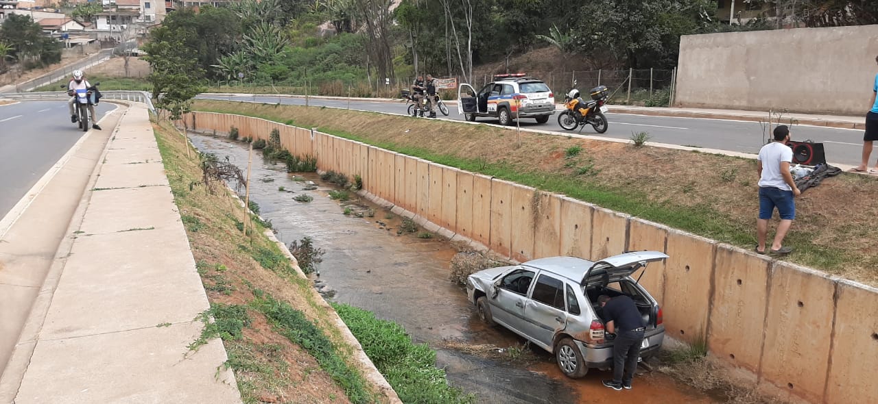 Carro cai em canal e dois homens são socorridos pelo Samu