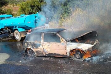 Carro pega fogo e interdita a BR-381 em Nova Era