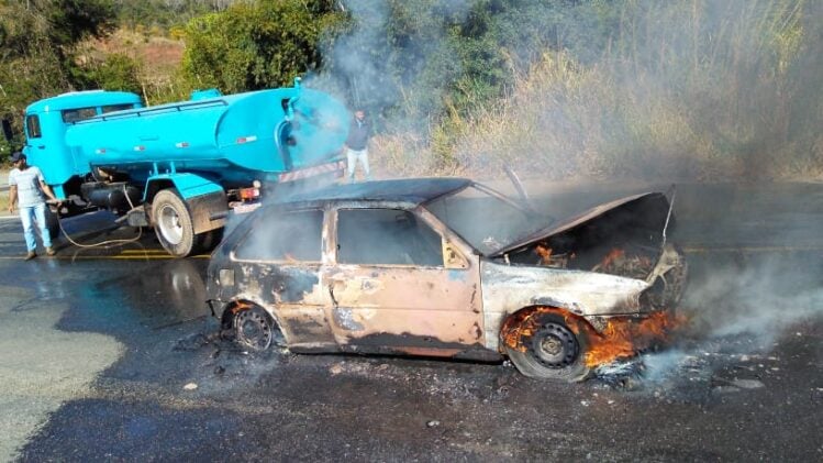 Carro pega fogo e interdita a BR-381 em Nova Era