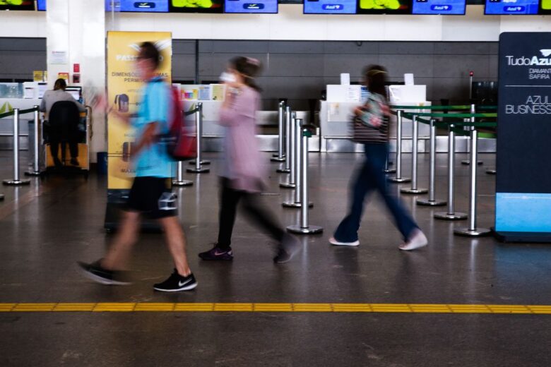 As máscaras caíram! Anvisa retira obrigatoriedade do uso de máscaras em aeronaves e aeroportos