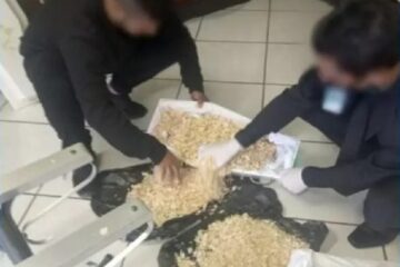 Família encontra serragem em caixão no lugar do corpo de bebê, veja vídeo