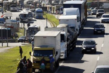 Caminhoneiros e taxistas recebem auxílio nesta terça
