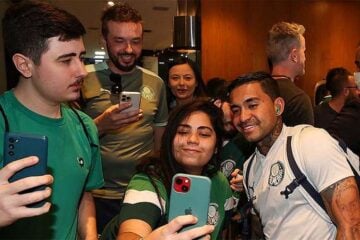 Palmeiras desembarca em BH com apoio da torcida; veja fotos