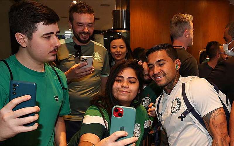 Palmeiras desembarca em BH com apoio da torcida; veja fotos