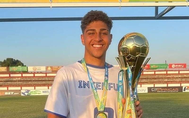 Filho de Adriano Imperador marca golaço e viraliza; assista