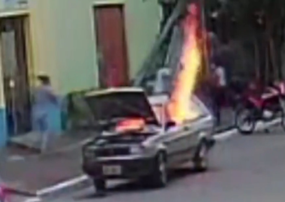 Homem morre carbonizado após seu carro explodir; veja vídeo