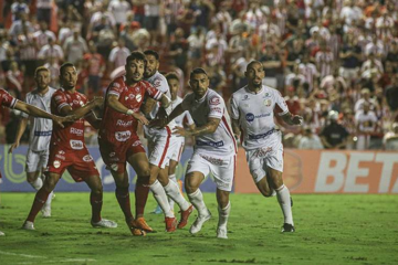 Vila Nova marca no fim e vira sobre Náutico em jogo de lanternas na Série B