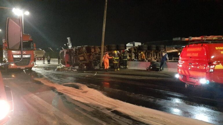 Carreta tomba e interdita Anel Rodoviário; motociclista é socorrida em estado grave