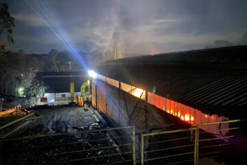 Bombeiros devem usar 2 milhões litros de água para extinção de incêndio em galpão