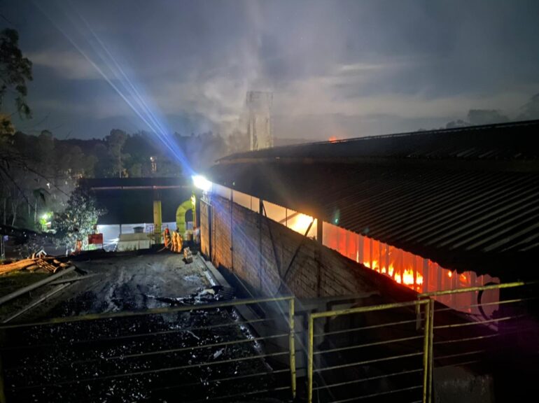 Bombeiros devem usar 2 milhões litros de água para extinção de incêndio em galpão
