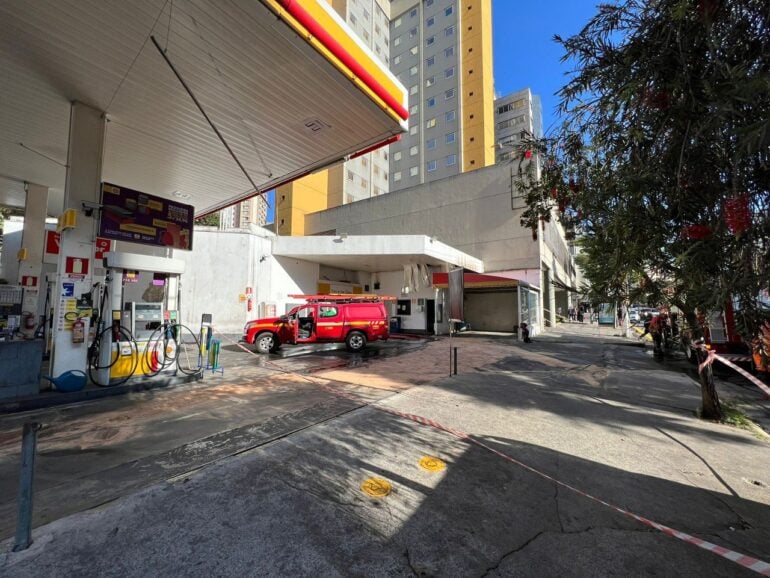 Bombeiros combatem incêndio em depósito de posto de combustível em BH