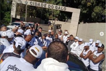 Cantando de Galo: torcida do Atlético-MG protesta em frente ao CT e cobra Vargas