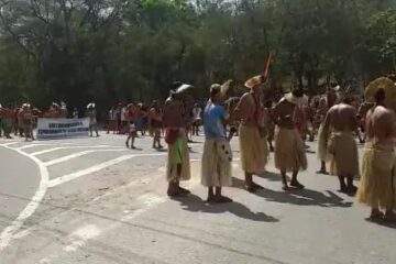 Indígenas e integrantes do MST protestam na BR-116, em Governador Valadares