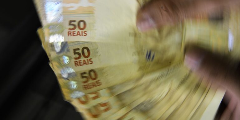 Governo de Minas paga 13º salário dos servidores estaduais