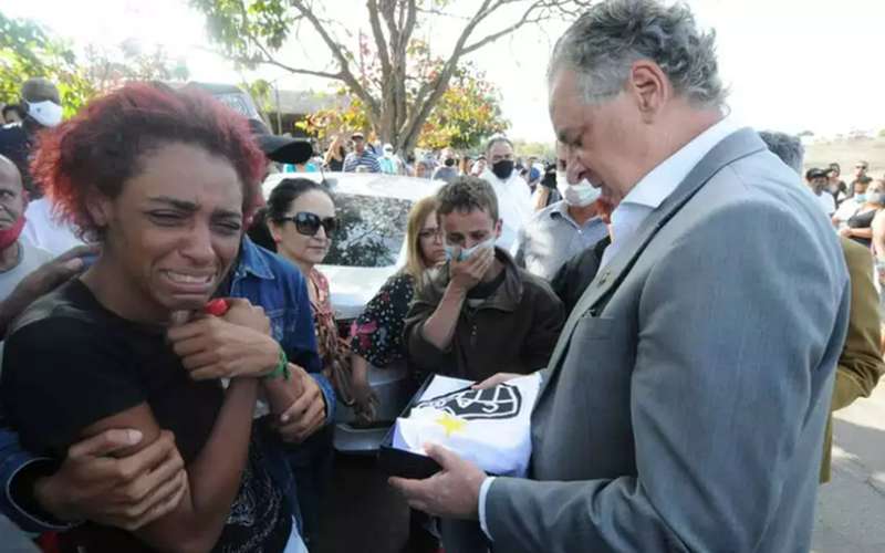 Presidente do Galo vai ao enterro de menina encontrada morta na Grande BH