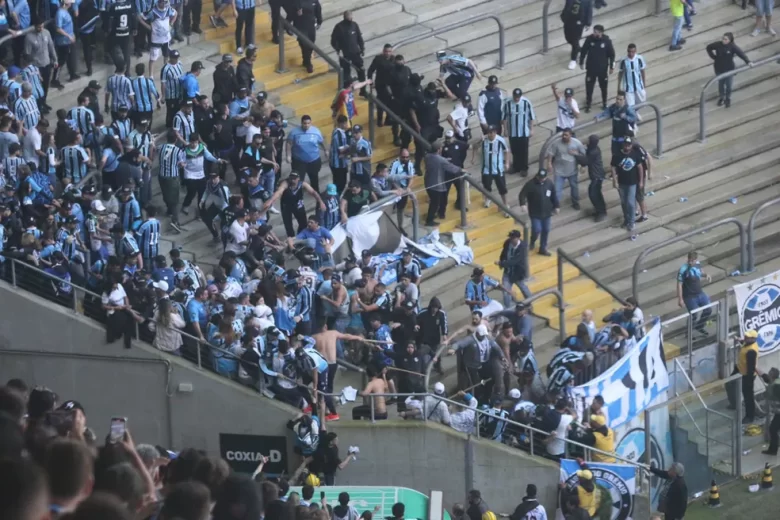 Justiça interdita setor da Arena e suspende organizadas do Grêmio após briga