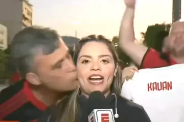 Justiça liberta flamenguista que beijou repórter da ESPN em jogo da Libertadores